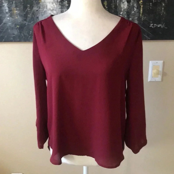 Lily White Burgundy Sheer Hi-Low Hem 3/4 Sleeve V-Neck Top-M - Picture 1 of 11